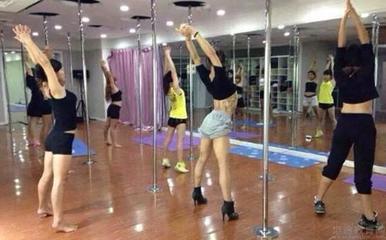 想開鋼管舞培訓(xùn)班?聽華翎舞蹈老師如何說